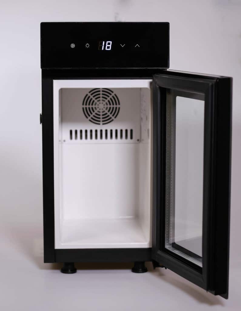 milchkühlschrank geöffnet